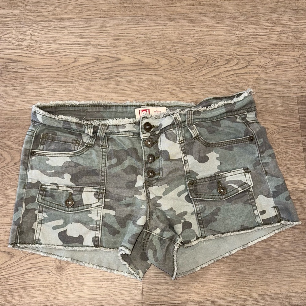 Lei Y2K Ashley Low Rise Camouflage Denim Mini Shorts Button Fly Closure Size 9